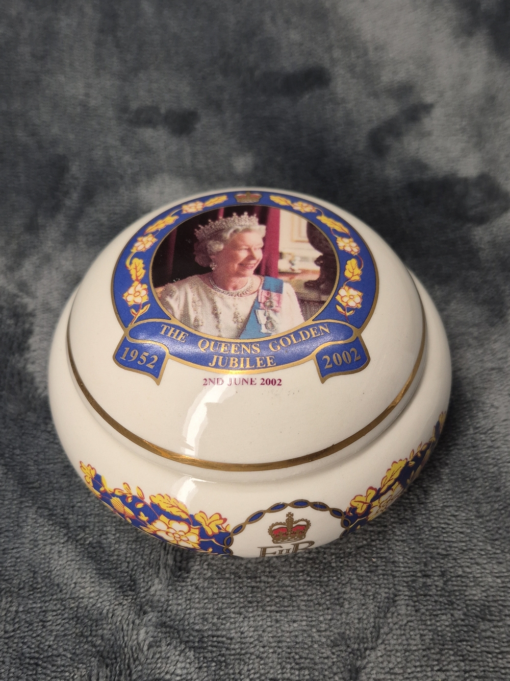 PRINKNASH ABBEY POTTERY QUEEN ELIZABETH II ROYAL GOLDEN JUBILEE TRINKET DISH
